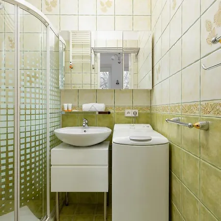 Apartment Downtown By The Park By Renters Warschau